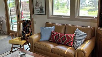 Smart TV, books, stereo