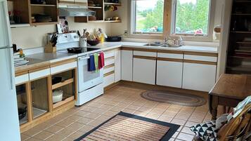 Coffee/tea maker, fridge, microwave, oven