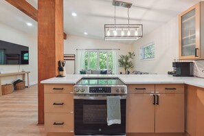 Refrigerador, microondas, horno, placa de cocina