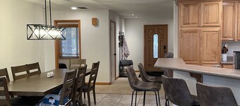  Dog friendly 3-bedroom house in the tall pines close to golf & skiing. 