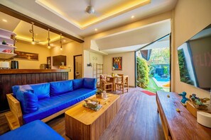 Villa, 2 soverom, privat basseng | Oppholdsområde | Flatskjerm-TV