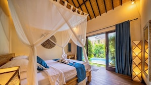 Une chambre à coucher avec un lit à baldaquin, un plancher en bois et une vue sur une piscine.