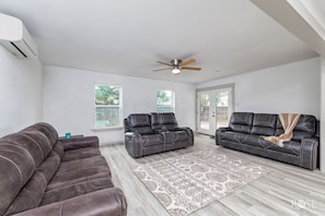 Living area - Corporate stay.  Charming 3-bedroom house in San Angelo with AC, WiFi.  (San Angelo)