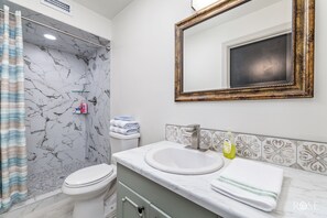 Douche, sèche-cheveux, serviettes fournies, savon