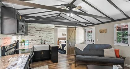 Mini Mountain Retreat surrounded by Trees in enchanting Divide with WiFi