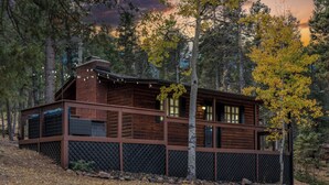 Eine Holzhütte mit großen Fenstern und einem Balkon.