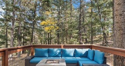 Mini Mountain Retreat surrounded by Trees in enchanting Divide with WiFi