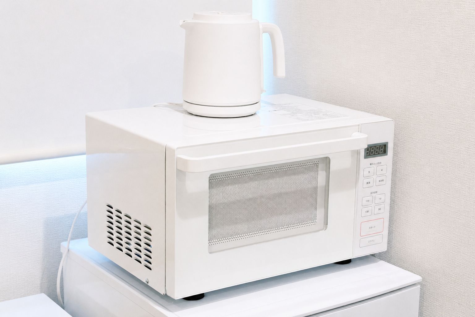 Forno de micro-ondas branco com visor digital e painel de controle, sobre uma superfície branca.