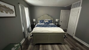 3 عدّة غرف نوم ومكواة/لوح كي وواي فاي وملاءات أسرّة