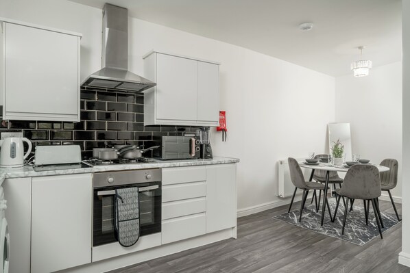 Fridge, microwave, oven, stovetop