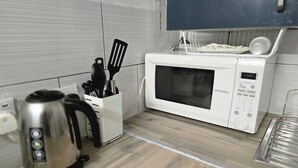 Fridge, microwave, stovetop - Sleep4 - Close To Purley Station & Local Shops (Purley)