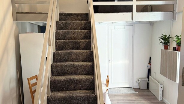 A staircase leading to a loft bedroom with a bunk bed. - Sleep4 - Close To Purley Station & Local Shops (Purley)