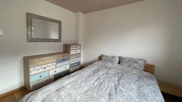 2 Schlafzimmer, Schreibtisch, Bügeleisen/Bügelbrett, WLAN