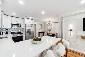 Fridge, microwave, oven, stovetop - Luxury 3 Bed/2 Bth/20 min to NYC/5 min fr EWR (Newark)