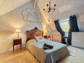 5 bedrooms, desk, Internet