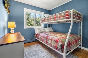 4 bedrooms, desk, iron/ironing board, free WiFi