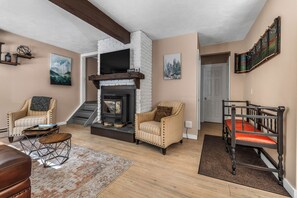 TV connectée, cheminée, livres