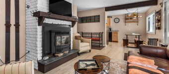 Cozy Chalet 12 Min to Stratton, 7 Min to Bromley & 15 Min to Manchester