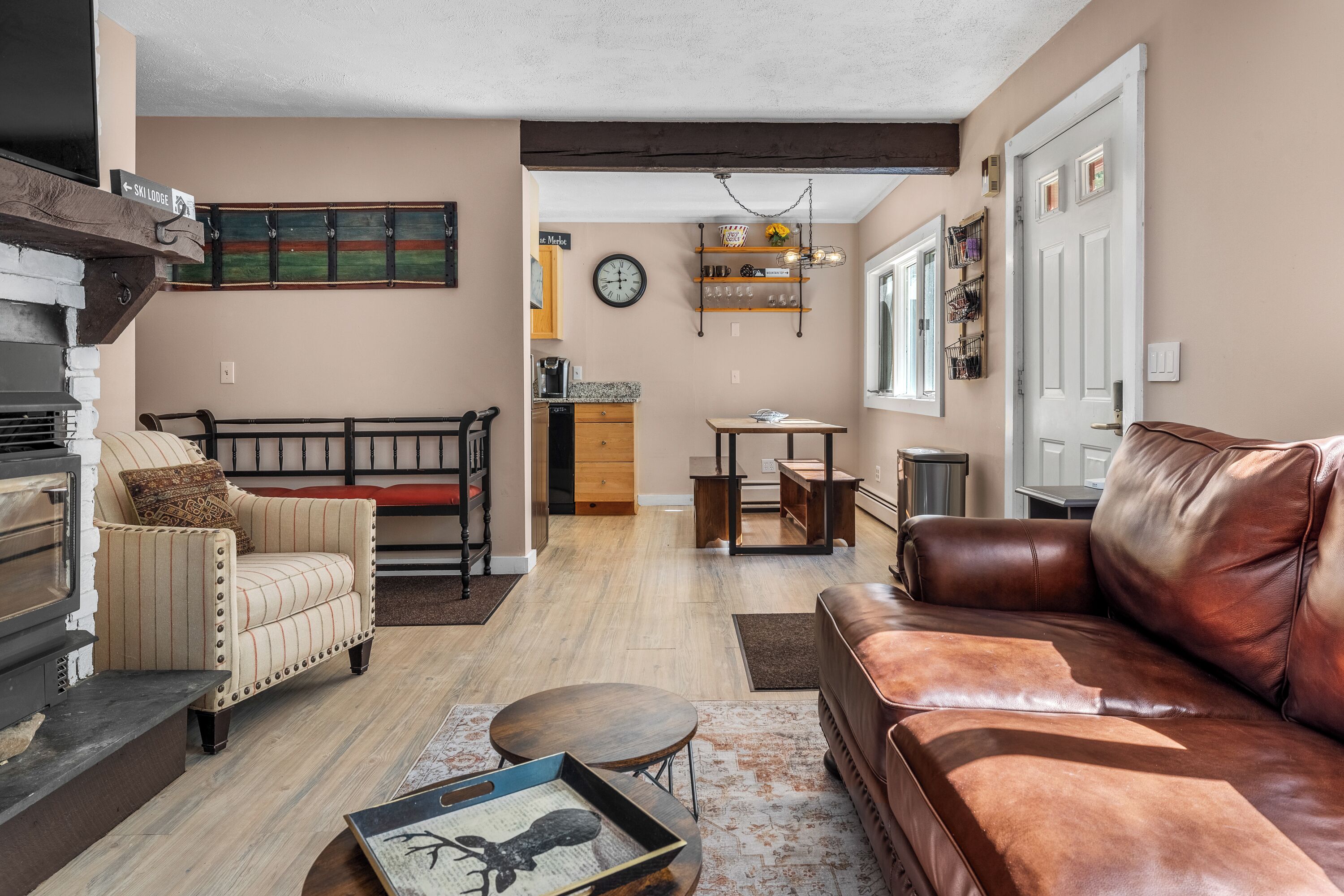 Smart-tv, een open haard en boeken