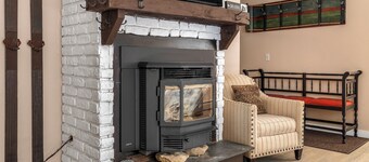 Cozy Chalet 12 Min to Stratton, 7 Min to Bromley & 15 Min to Manchester