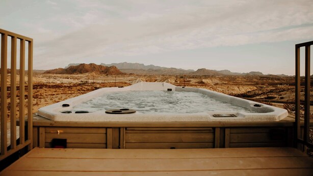 A hot tub with a view of a desert landscape. - Casa Abuelo Loco, Terlingua's Premier Vacation Rental (Terlingua)