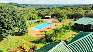 Zona de piscina con vistas despejadas del paisaje circundante, incluyendo colinas y árboles.