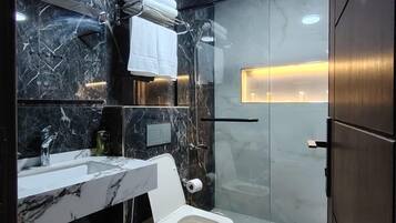 Serviettes fournies, savon, shampoing, papier toilette