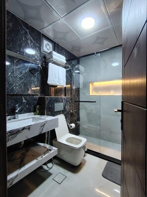 Handtücher, Seife, Shampoo, Toilettenpapier