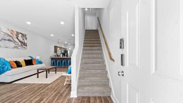 House | 2 bedrooms, desk