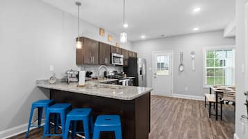 House | 2 bedrooms, desk