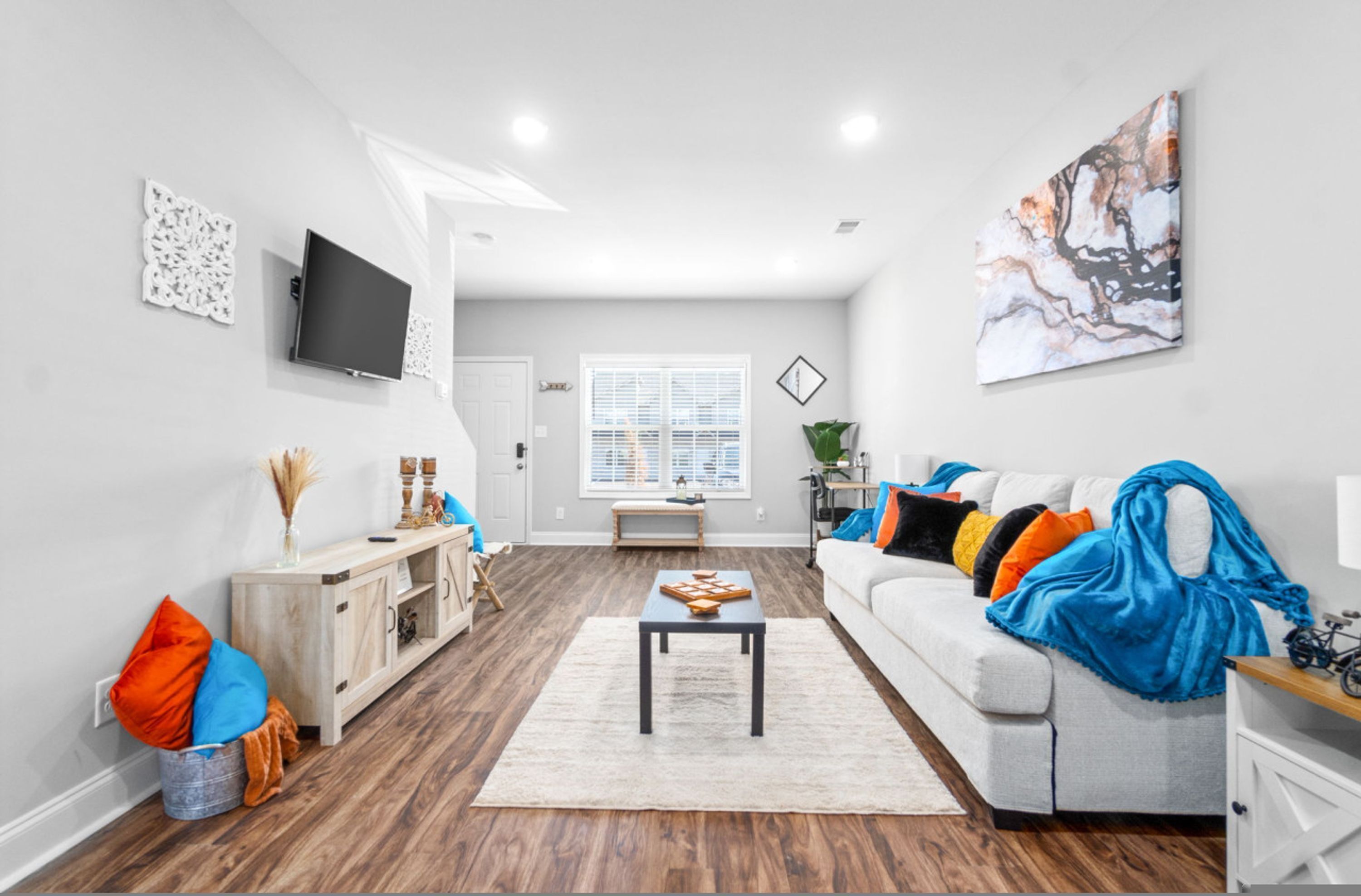 House | 2 bedrooms, desk