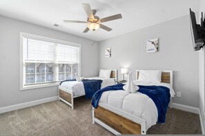 House | 2 bedrooms, desk - Sapphire Oasis A Luxurious Townhouse Retreat Near Nashville Ft Campbell (Clarksville)