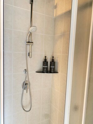 Haartrockner, Bidet, Handtücher, Seife