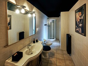 Sèche-cheveux, bidet, serviettes fournies, savon