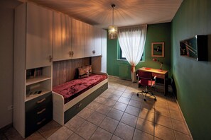 2 chambres, bureau, fer et planche à repasser, lit parapluie