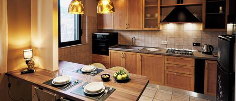 Réfrigérateur, four à micro-ondes, un four, surface de cuisson