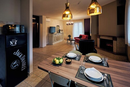 Spacious Vintage Style Apartment, family and pet friendly