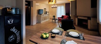 Spacious Vintage Style Apartment, family and pet friendly