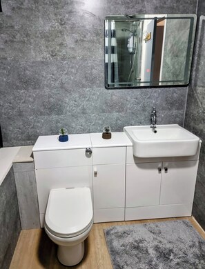 Secador de cabelo, toalhas de banho, sabonete, shampoo