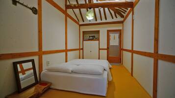 Sky (Premium Room) | Hypo-allergenic bedding, individually decorated, individually furnished