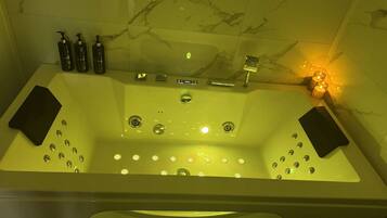 Baignoire Ă jets, sĂšche-cheveux, serviettes fournies, savon