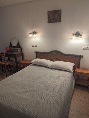 Double Room | Desk, soundproofing, free WiFi, bed sheets