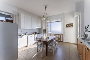 Réfrigérateur, un four, surface de cuisson, lave-vaisselle