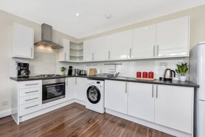 Een koelkast, een microgolfoven, een oven, een kookplaat