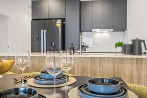 Een koelkast, een magnetron, een oven, een kookplaat