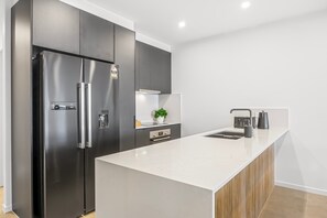 Fridge, microwave, oven, stovetop - Central Location - Near Westfield, Restaurants, Free Secure Car Park (Mount Gravatt East)