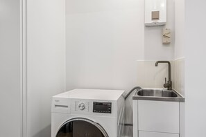 Interior - Central Location - Near Westfield, Restaurants, Free Secure Car Park (Mount Gravatt East)