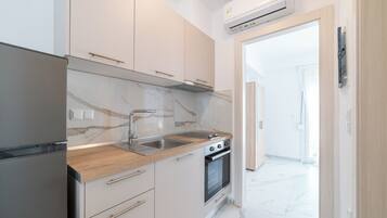 Fridge, oven, stovetop, coffee/tea maker