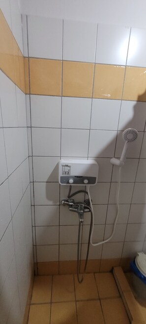 Chuveiro, secador de cabelo, toalhas de banho, sabonete