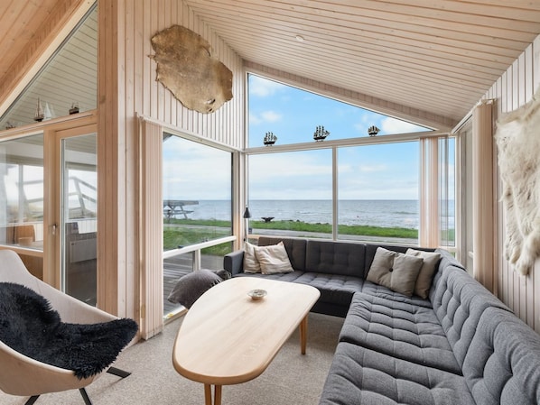 Una televisión, una chimenea